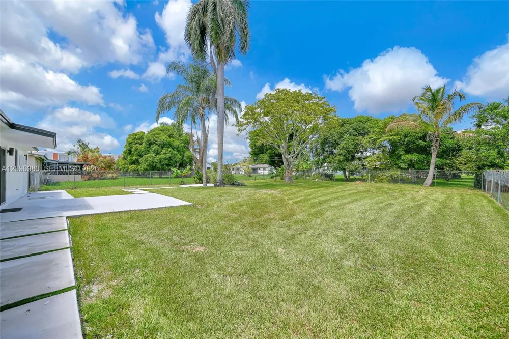 51 NW 161st St Miami, FL 33169