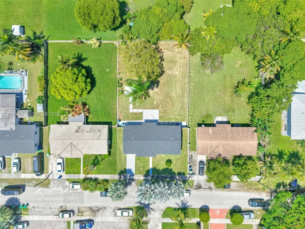 51 NW 161st St Miami, FL 33169