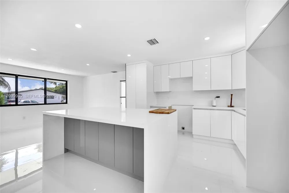 51 NW 161st St Miami, FL 33169