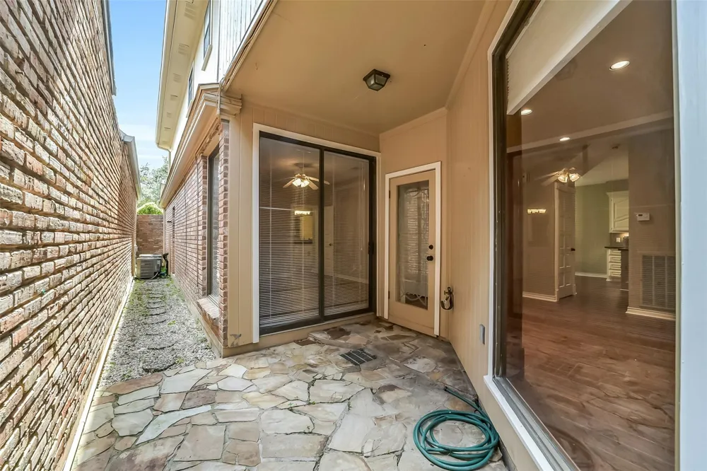 9566 Briar Forest Houston, TX 77063