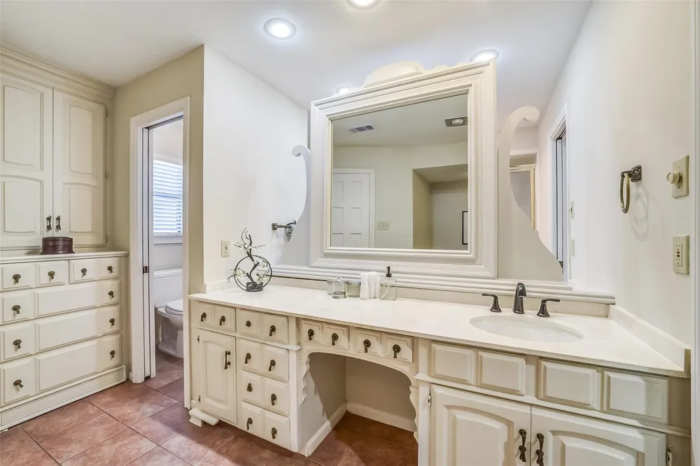 9566 Briar Forest Houston, TX 77063