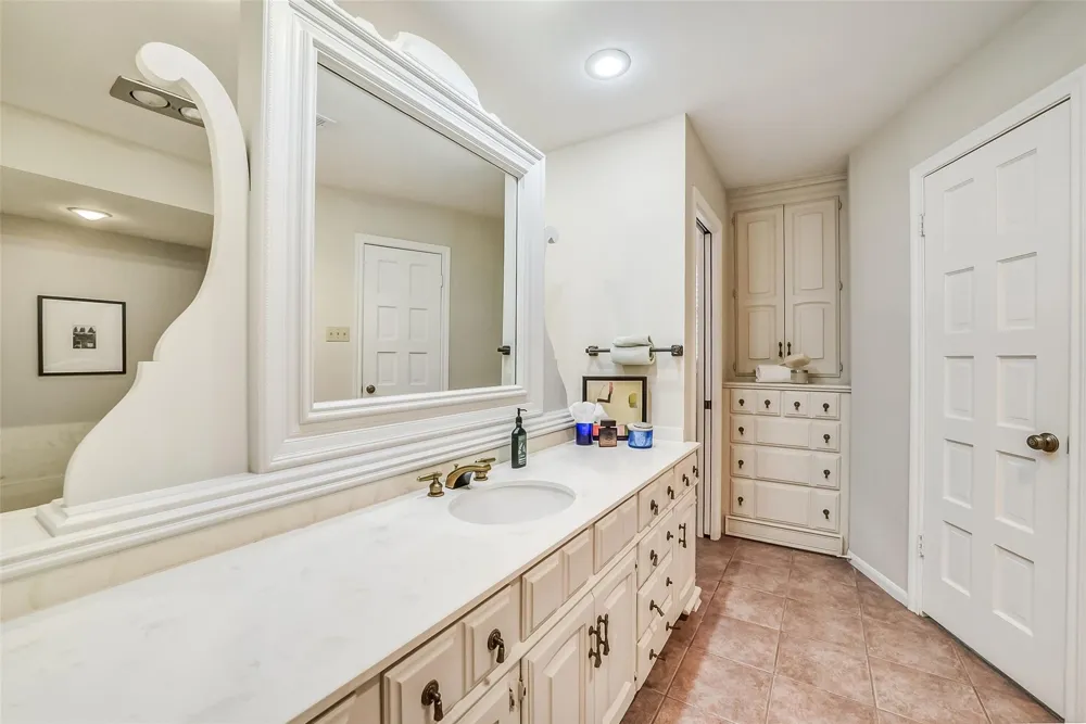 9566 Briar Forest Houston, TX 77063