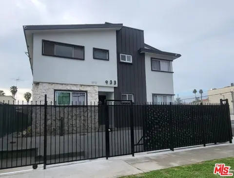 933 S Norton Avenue