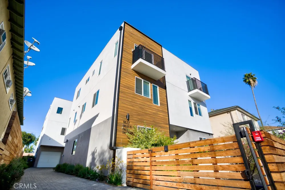 11639 Burbank #1/2 North Hollywood, CA 91601
