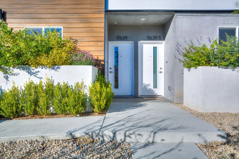 11639 Burbank #1/2 North Hollywood, CA 91601