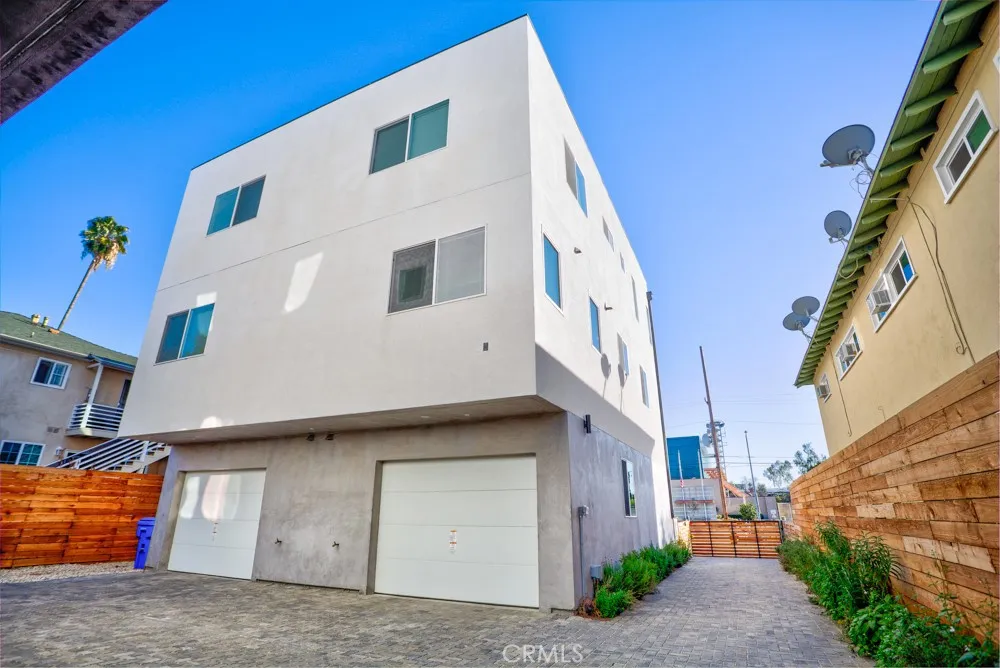 11639 Burbank #1/2 North Hollywood, CA 91601
