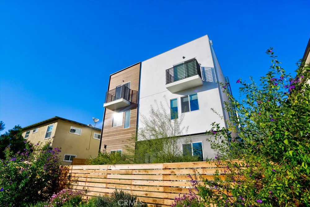 11639 Burbank #1/2 North Hollywood, CA 91601
