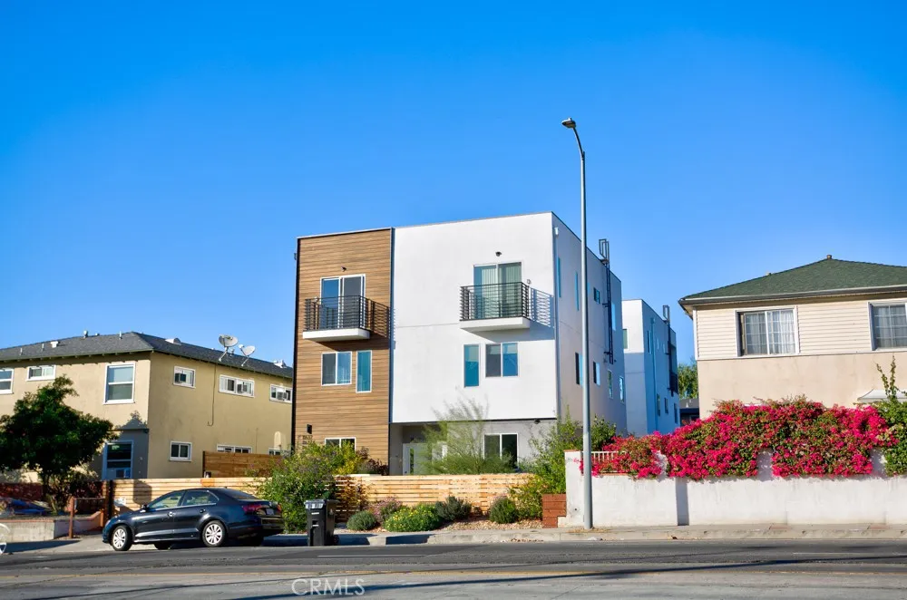 11639 Burbank #1/2 North Hollywood, CA 91601