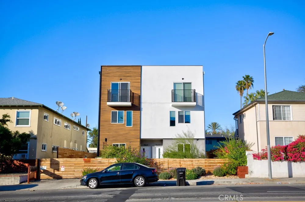 11639 Burbank #1/2 North Hollywood, CA 91601