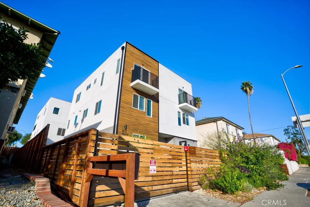 11639 Burbank #1/2 North Hollywood, CA 91601