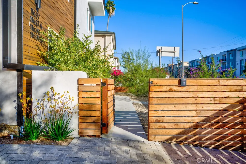 11639 Burbank #1/2 North Hollywood, CA 91601