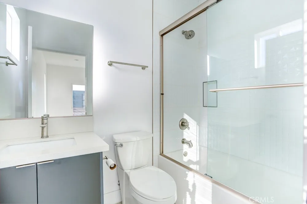 11639 Burbank #1/2 North Hollywood, CA 91601