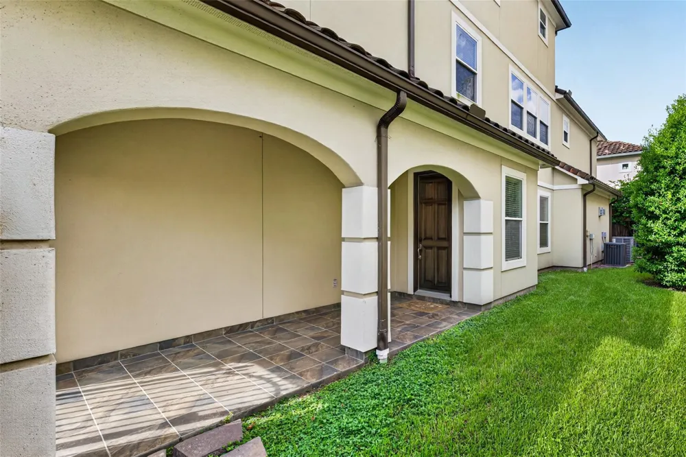 2816 Mcculloch Circle Houston, TX 77056