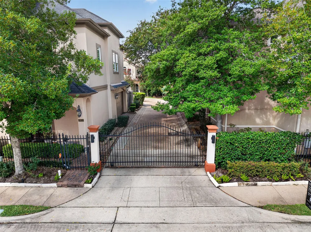 2816 Mcculloch Circle Houston, TX 77056