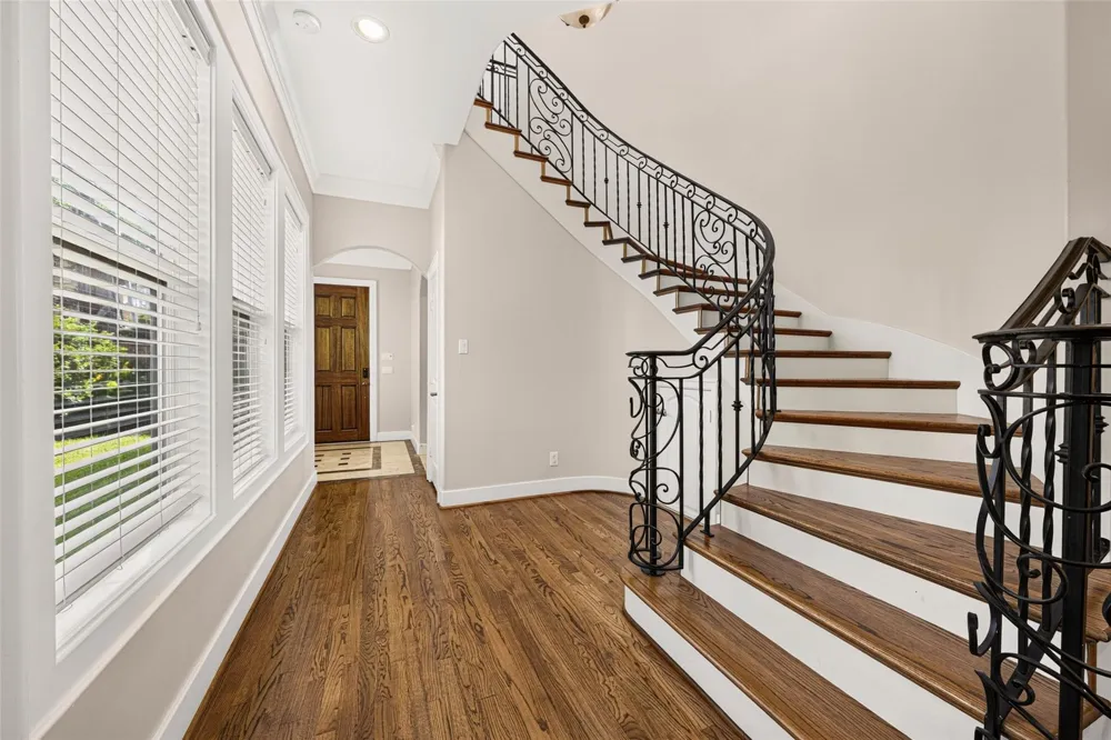 2816 Mcculloch Circle Houston, TX 77056