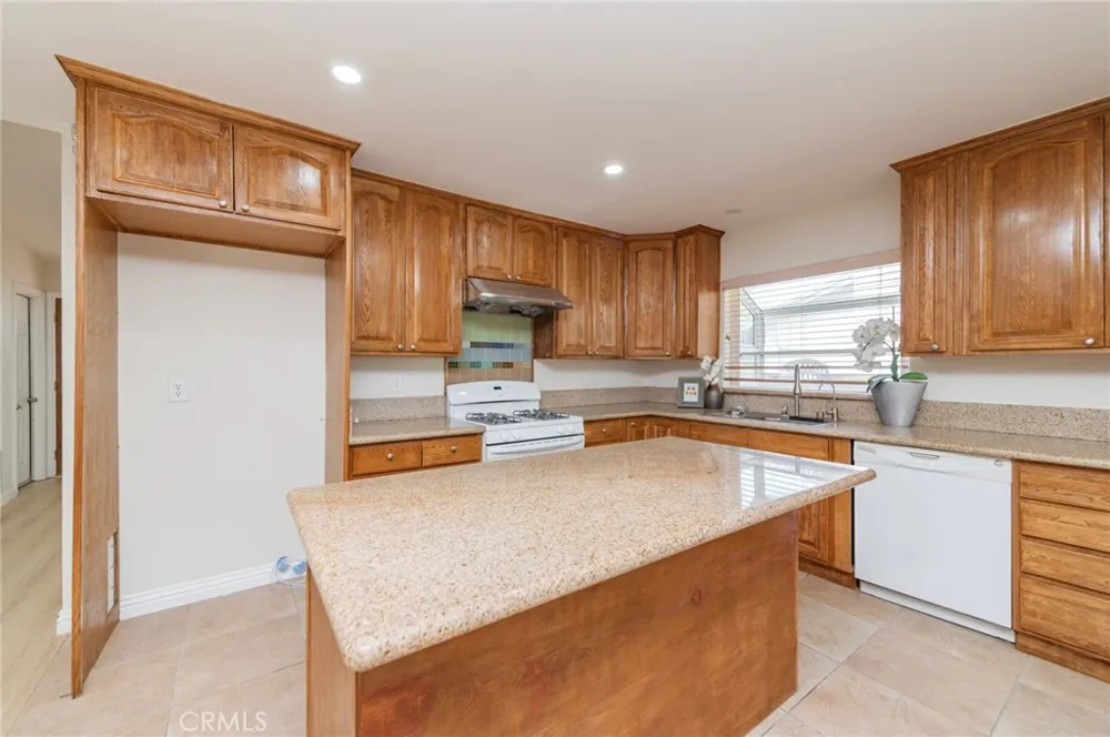545 E Spruce St Ontario, CA 91761