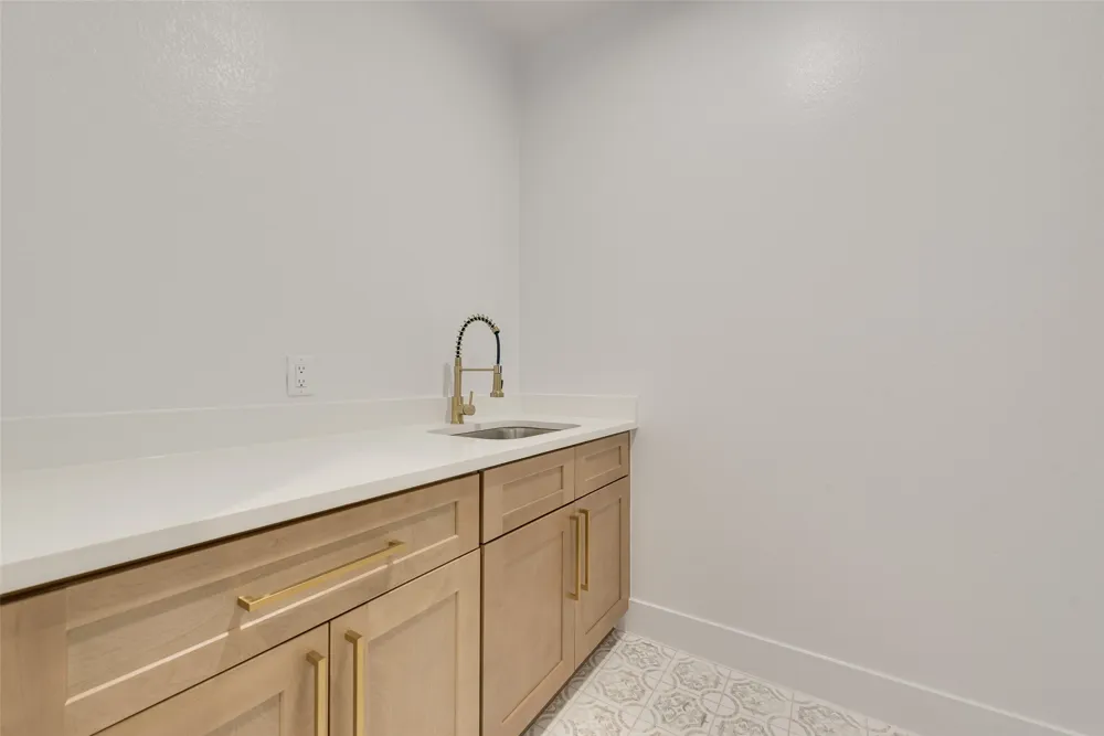 9324 Beckleycrest Avenue Dallas, TX 75232