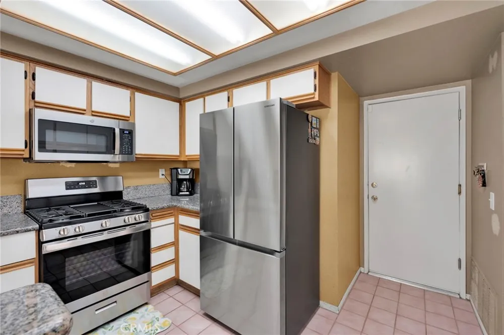 29398 Clear View Highland, CA 92346
