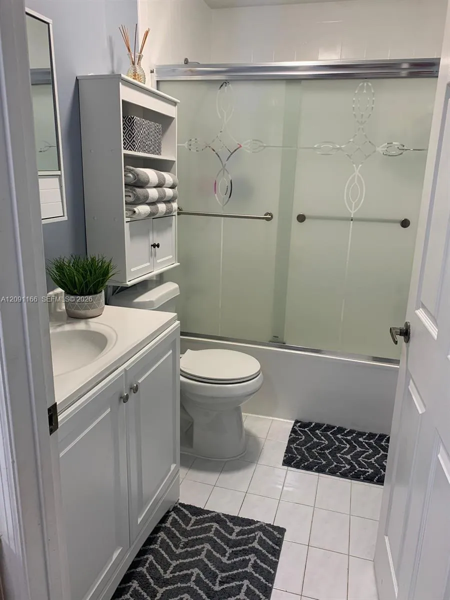 6940 W 25th Ln Hialeah, FL 33016