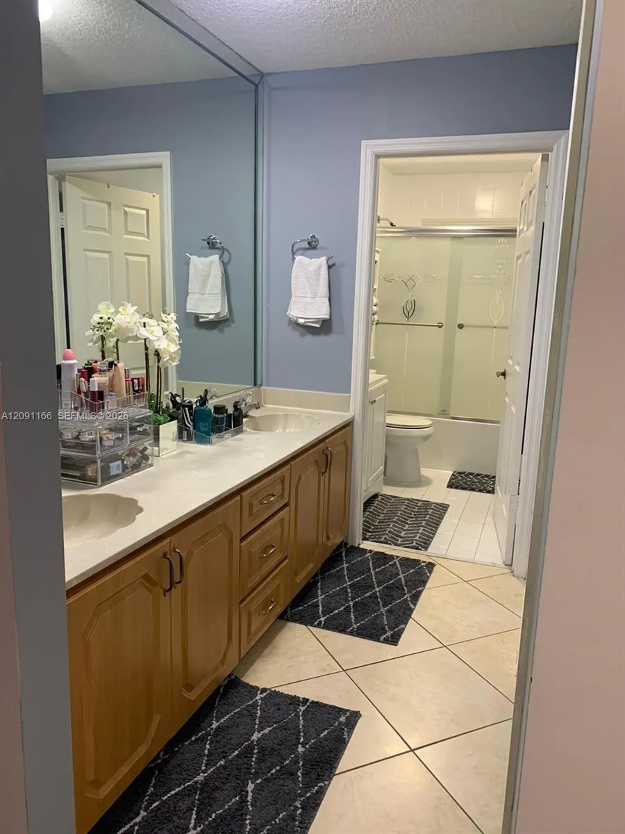 6940 W 25th Ln Hialeah, FL 33016
