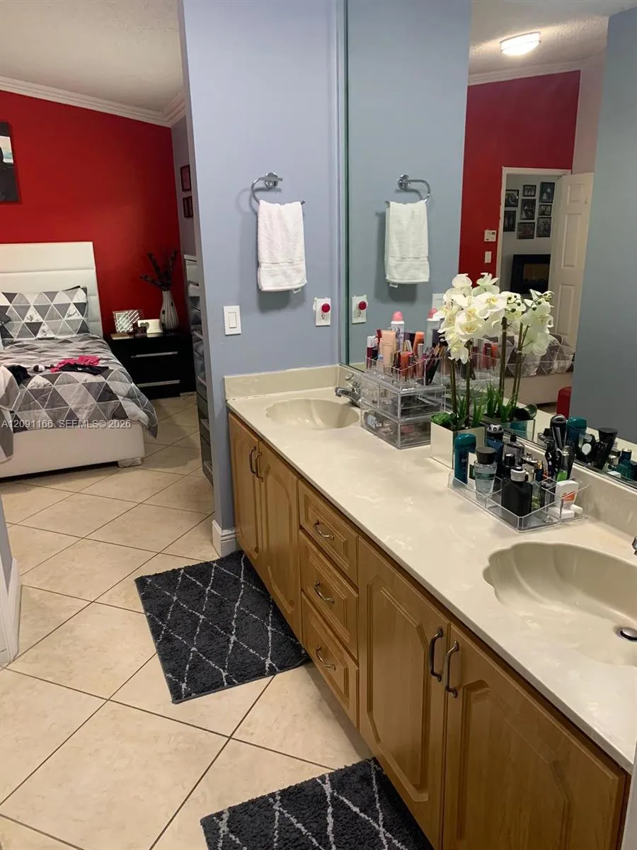 6940 W 25th Ln Hialeah, FL 33016