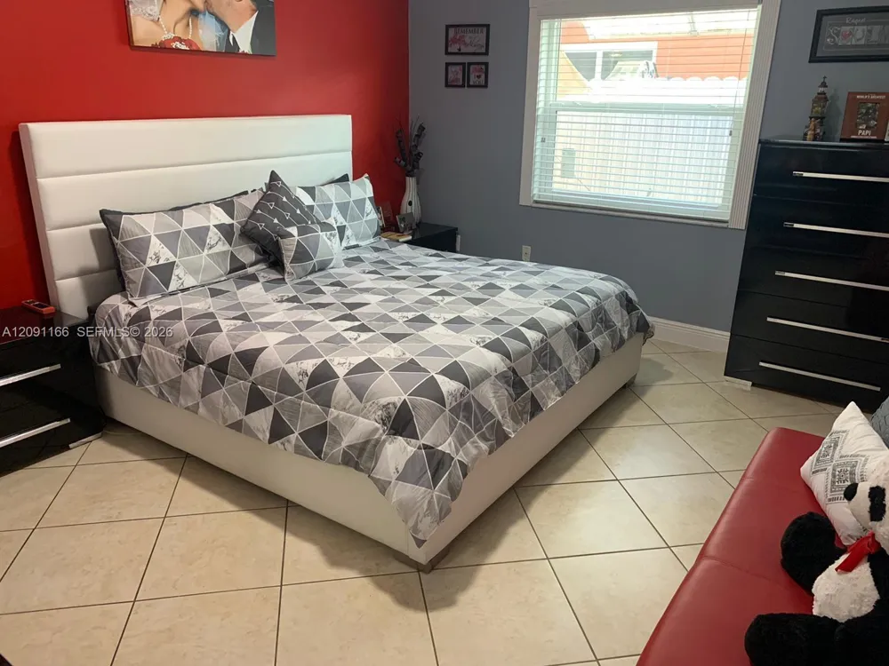 6940 W 25th Ln Hialeah, FL 33016