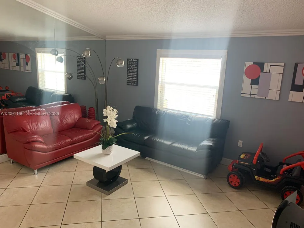 6940 W 25th Ln Hialeah, FL 33016