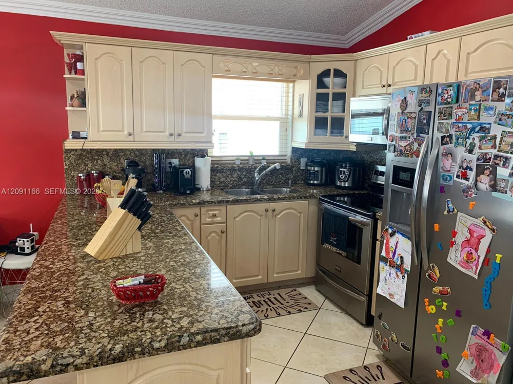 6940 W 25th Ln Hialeah, FL 33016
