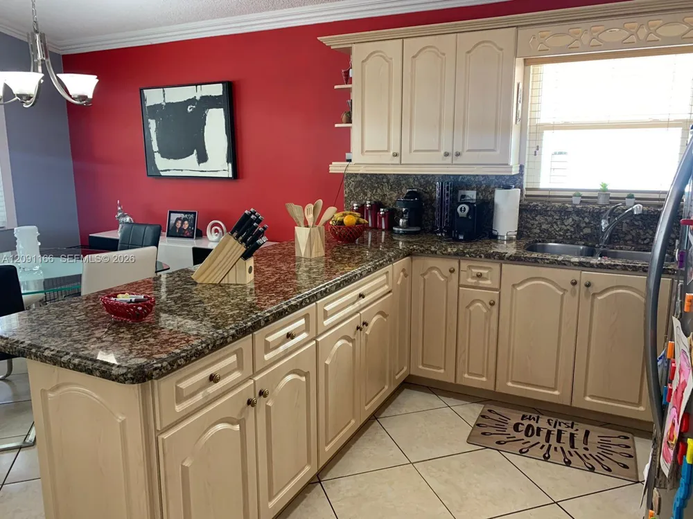 6940 W 25th Ln Hialeah, FL 33016