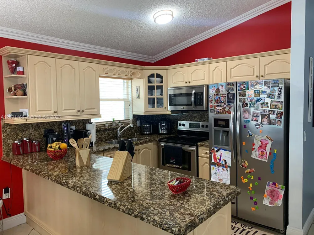 6940 W 25th Ln Hialeah, FL 33016