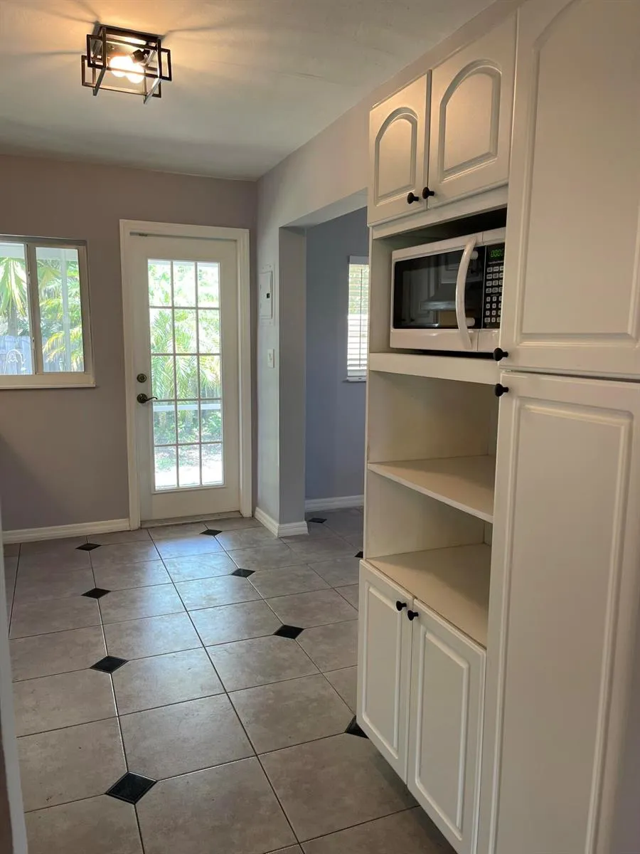 5433 NE 5TH AVENUE Oakland Park, FL 33334