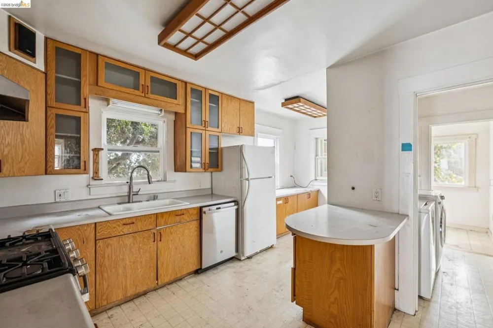 5621 Roberts Ave Oakland, CA 94605