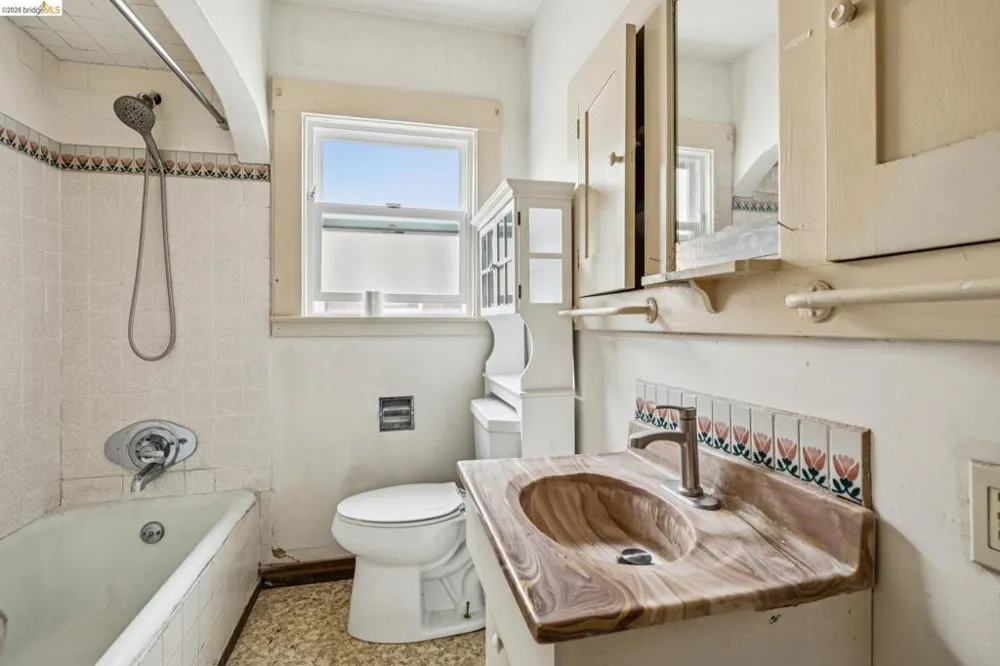5621 Roberts Ave Oakland, CA 94605