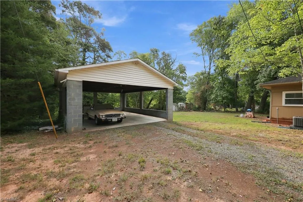 5038 Pinewood Drive Winston-Salem, NC 27106