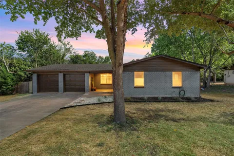 121 E Dawn Drive