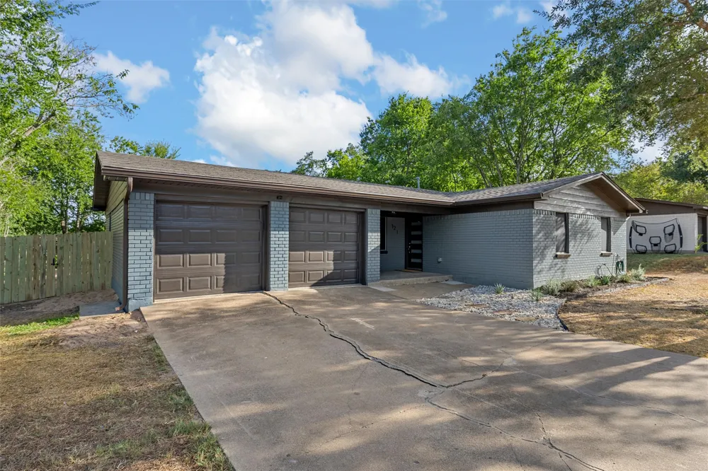 121 E Dawn Drive Robinson, TX 76706