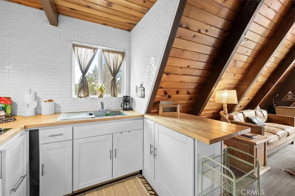 108 Pine Sugarloaf, CA 92386