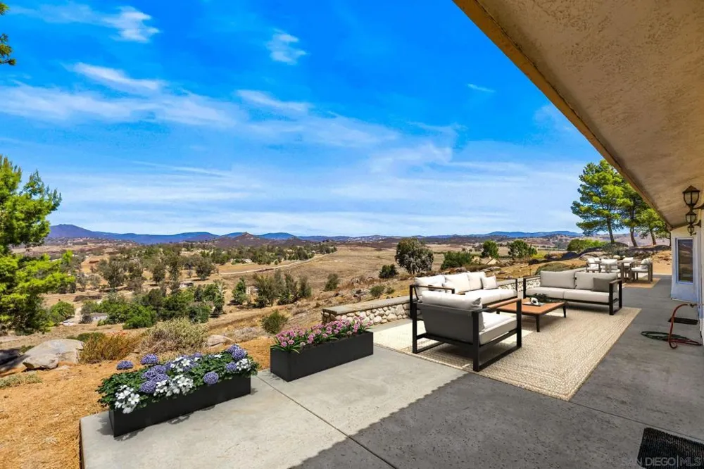 25090 Oakana Ramona, CA 92065