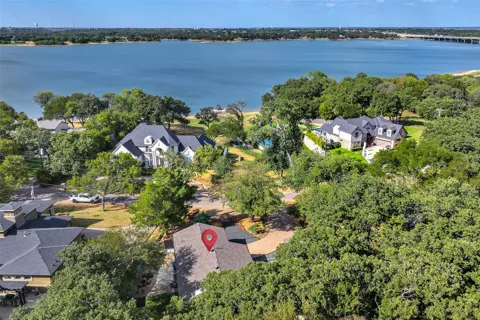 301 Lakeland Drive