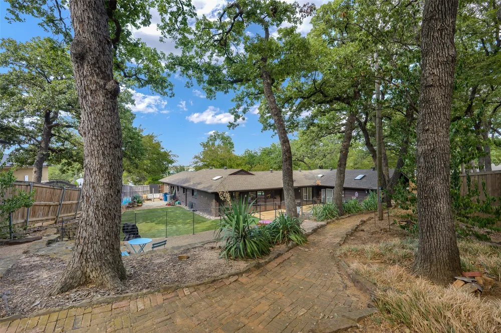 301 Lakeland Drive Highland Village, TX 75077