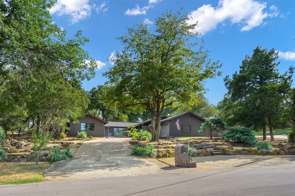 301 Lakeland Drive Highland Village, TX 75077