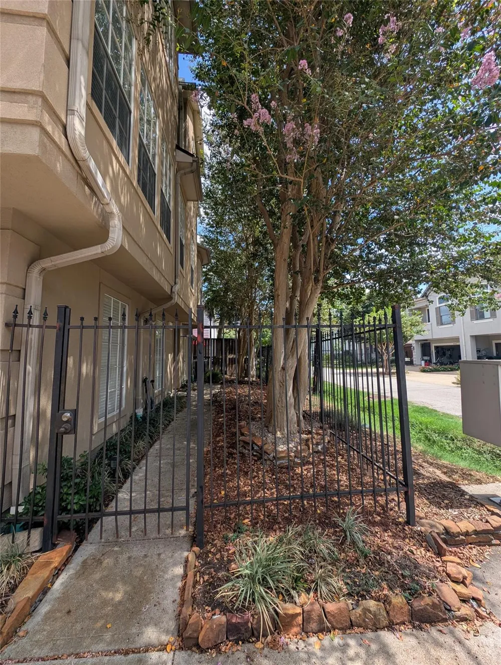 5302 Blossom Street Houston, TX 77007