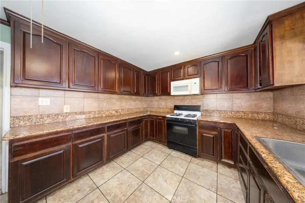 1047 Calaveras Avenue Ontario, CA 91764