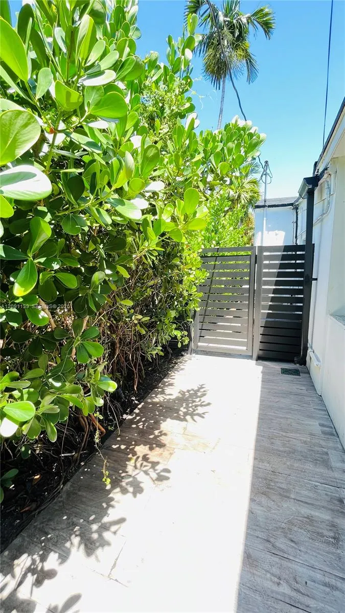 2250 SW 23rd St Miami, FL 33145