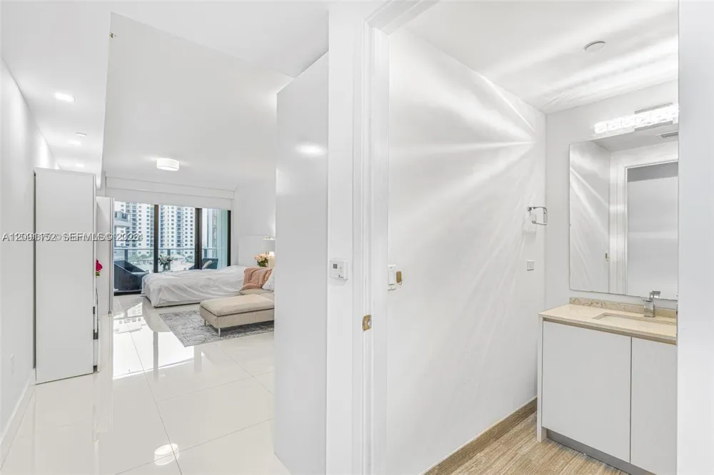 1010 Brickell Ave #1710 Miami, FL 33131