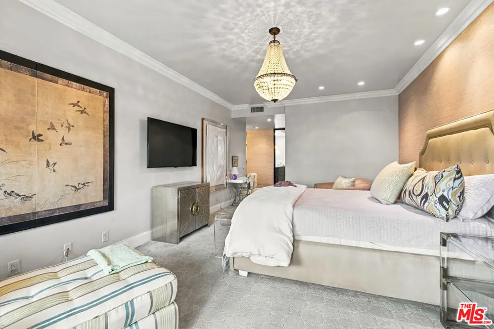2132 Century Park Lane #209 Los Angeles, CA 90067