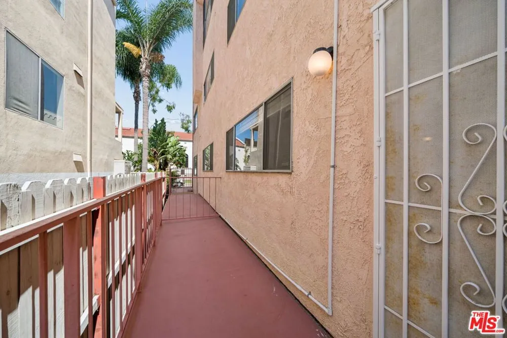 1028 7TH STREET #102 Santa Monica, CA 90403