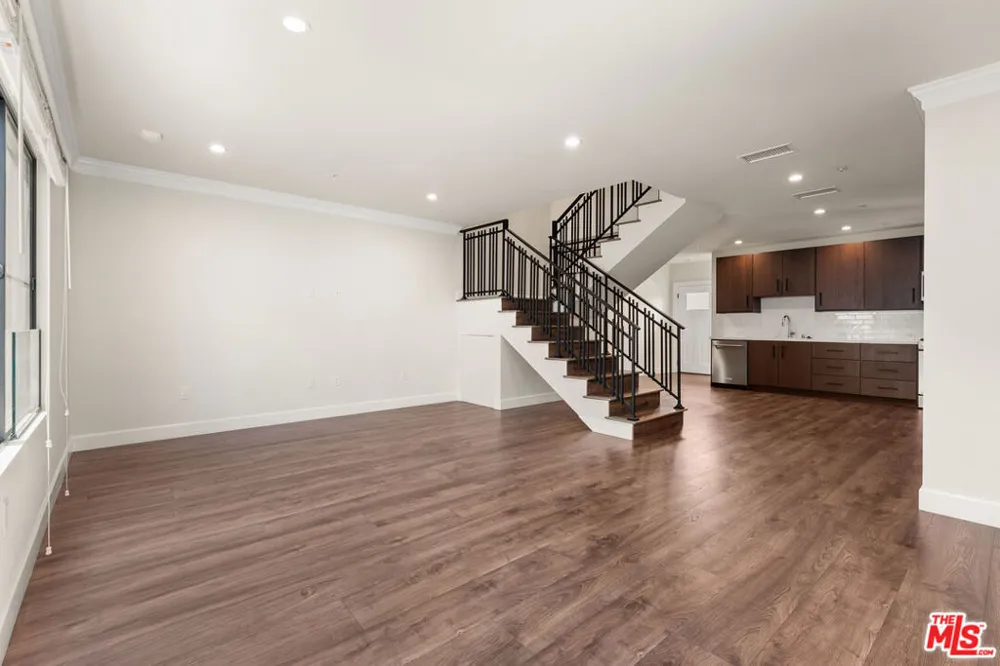 1153 Beachwood Drive #1 Los Angeles, CA 90038