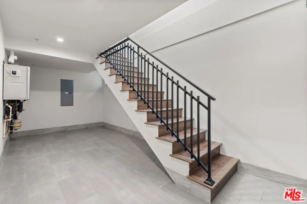 1153 Beachwood Drive #1 Los Angeles, CA 90038