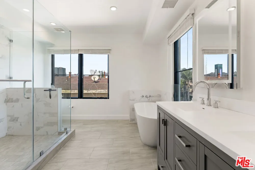 1153 Beachwood Drive #1 Los Angeles, CA 90038